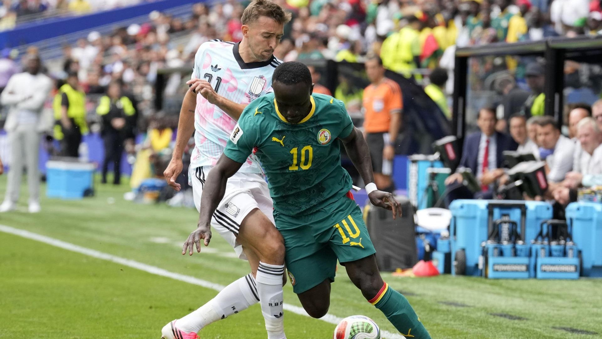 Sadio Mané en una jugada en partido de Bélgica ante Senegal en el Mundial. (EFE)