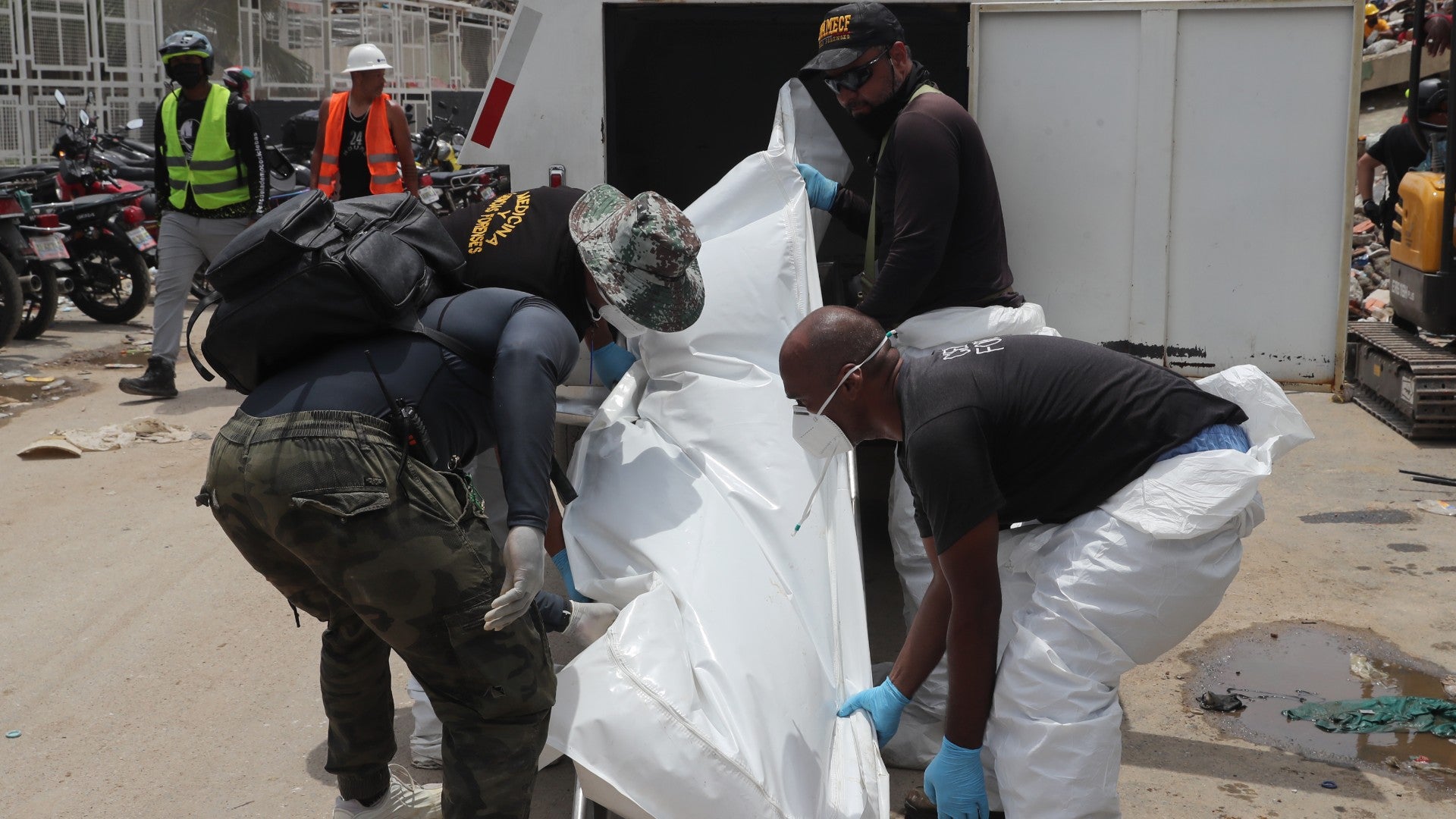 Integrantes del Servicio Nacional de Medicina y Ciencias Forenses de Venezuela trasladan el cuerpo de una víctima fatal tras los terremotos registrados en La Guaira - Foto: EFE