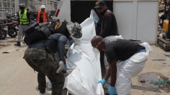 Integrantes del Servicio Nacional de Medicina y Ciencias Forenses de Venezuela trasladan el cuerpo de una víctima fatal tras los terremotos registrados en La Guaira - Foto: EFE
