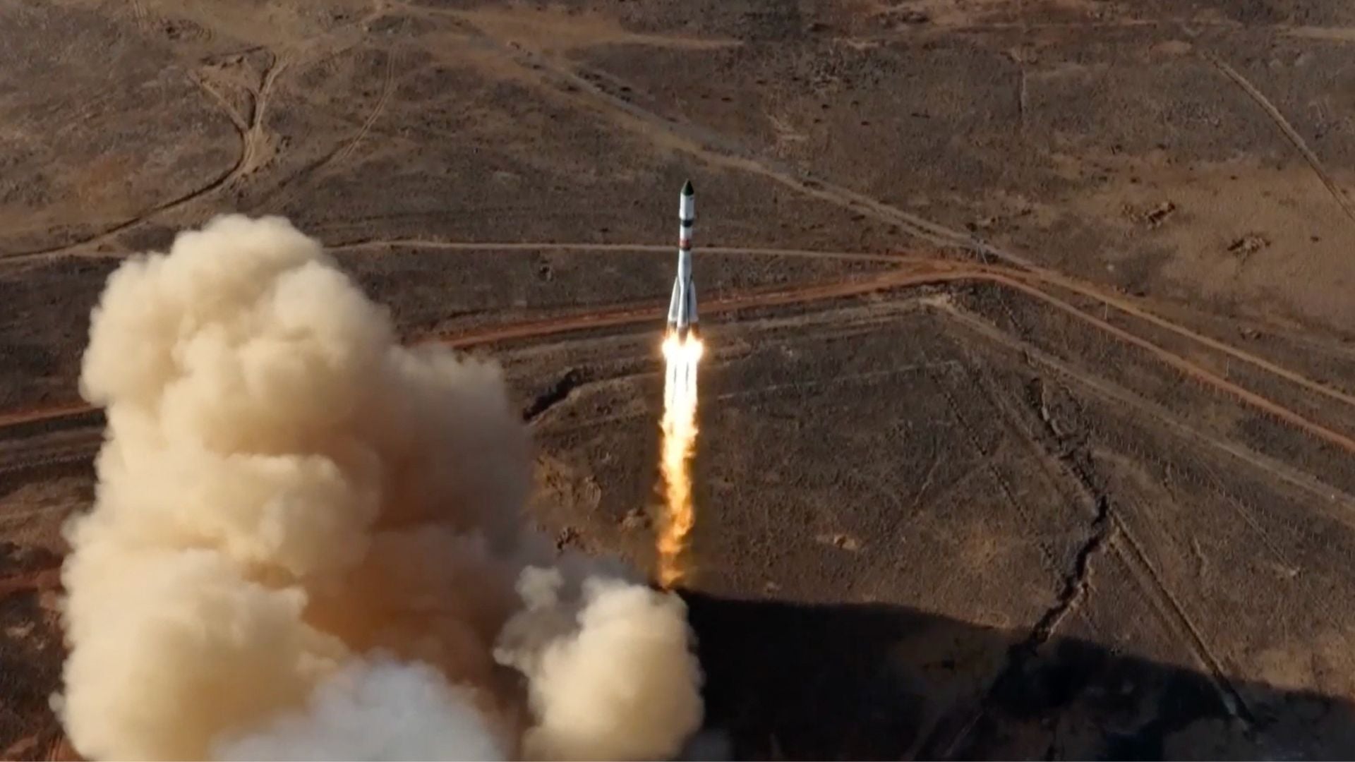 Rusia lanzó exitosamente este martes a tres tripulantes con destino a la Estación Espacial Internacional (EEI) - Foto AFP