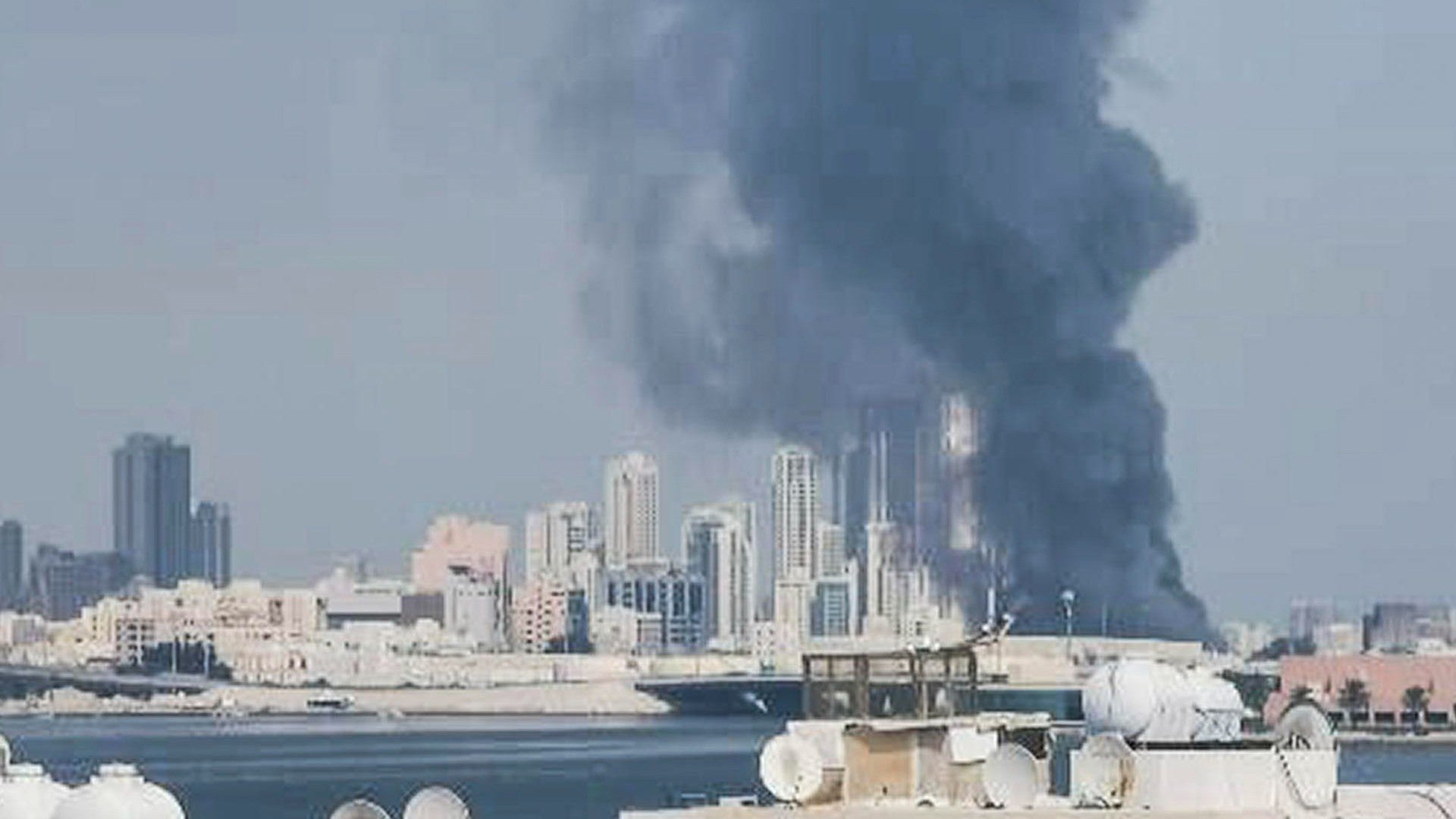 Columna de humo en Baréin - Foto de referencia: EFE