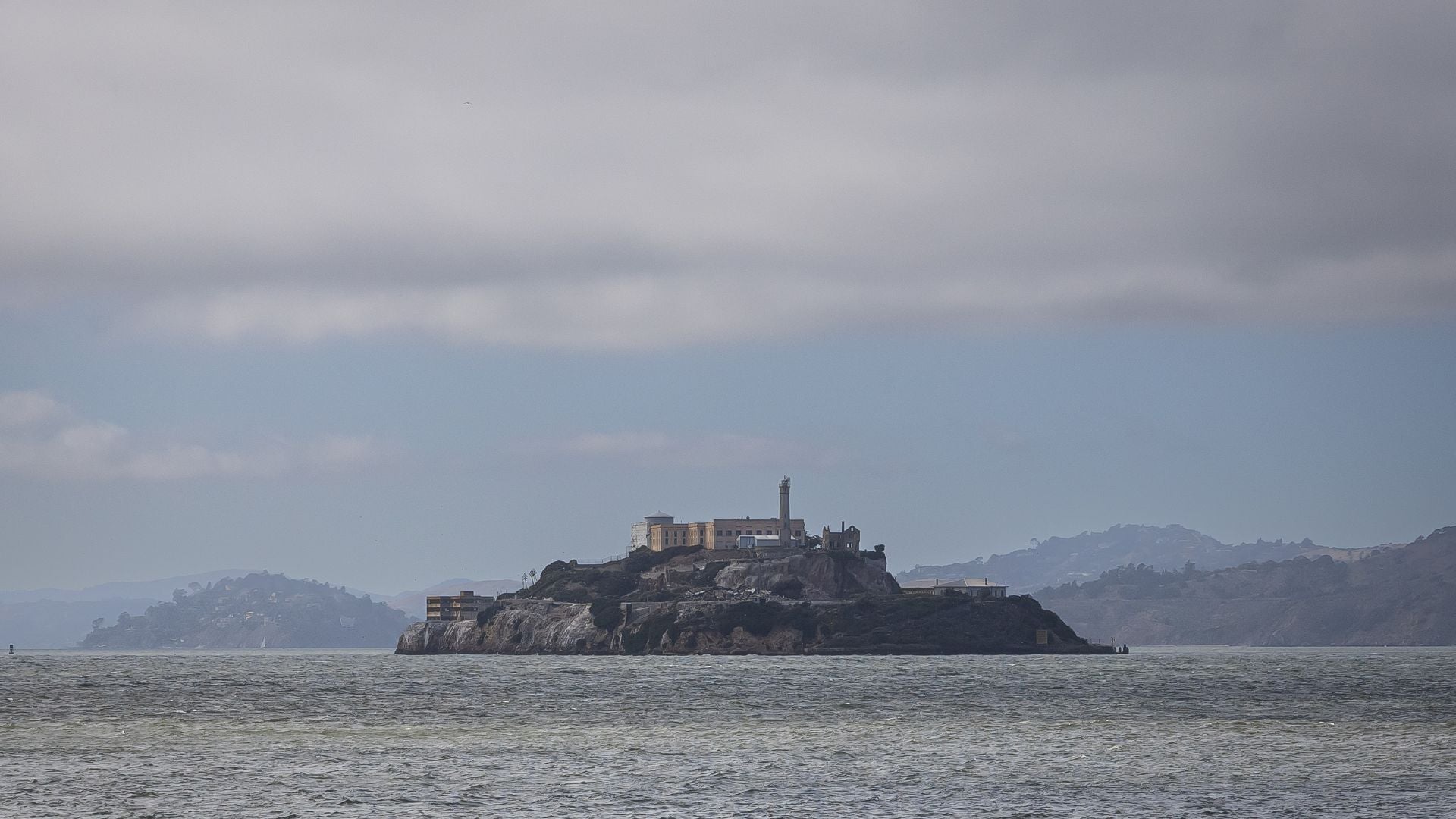 Emergencia en Alcatraz: un muerto y 3 desaparecidos tras el hundimiento de un barco con 20 personas a bordo - EFE