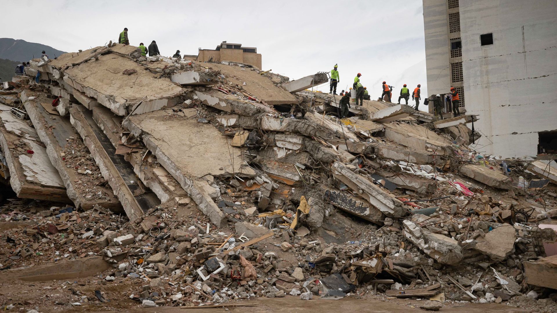 Voluntarios trabajan entre los escombros de edificios colapsados este lunes, en La Guaira-Foto EFE