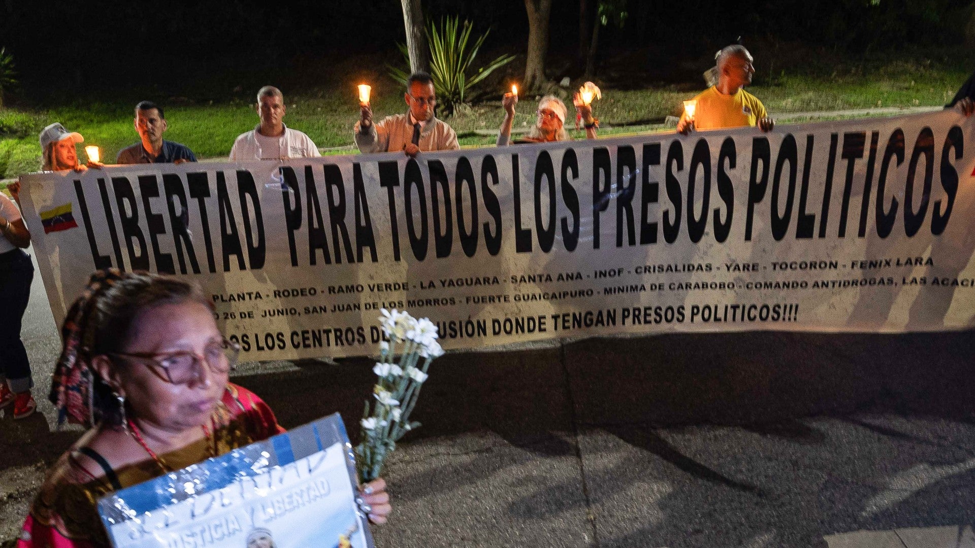 Familiares de presos políticos en Venezuela participando en una vigilia - Foto de referencia: EFE