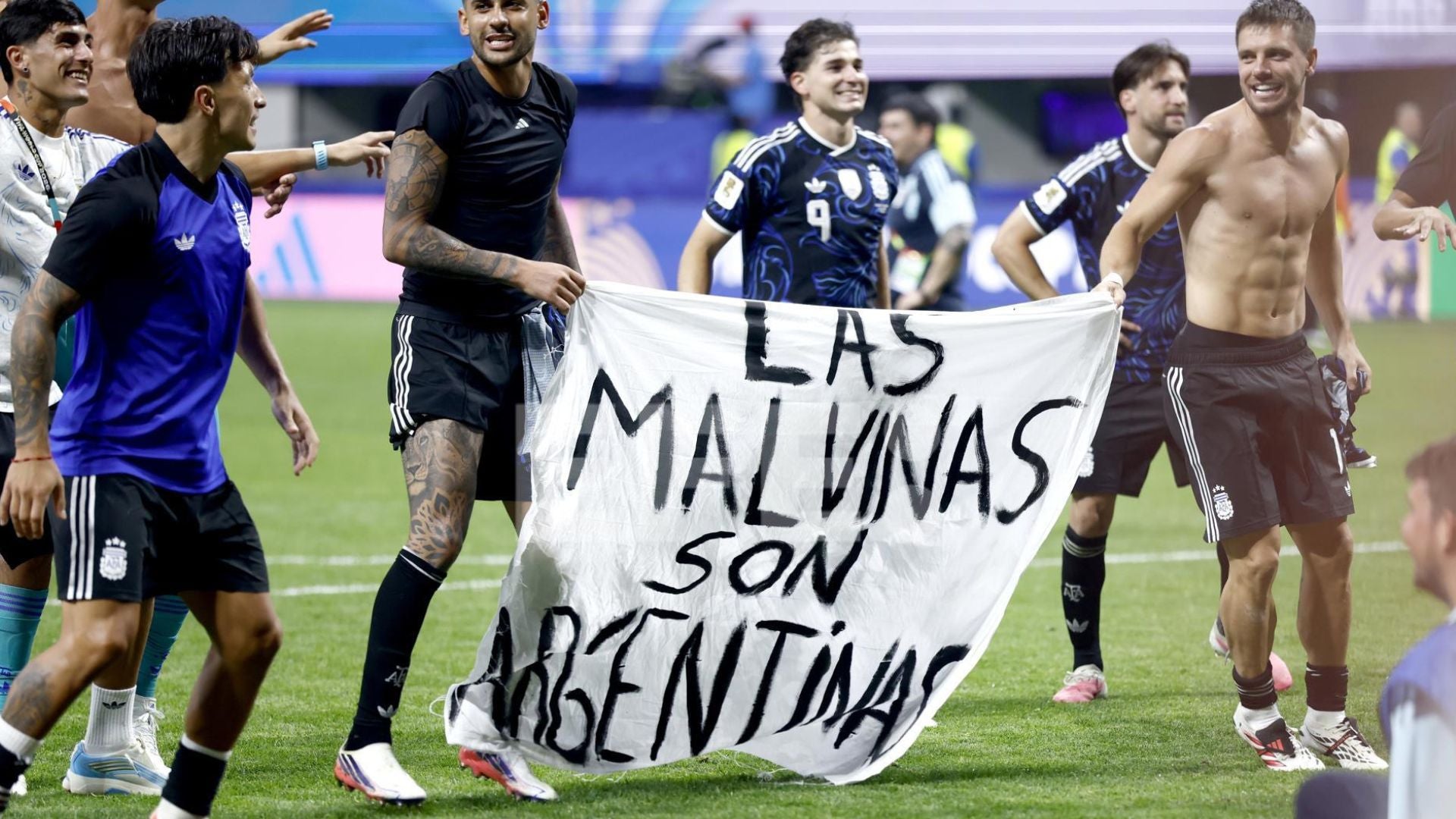 Selección Argentina con pancarta de Malvinas- EFE