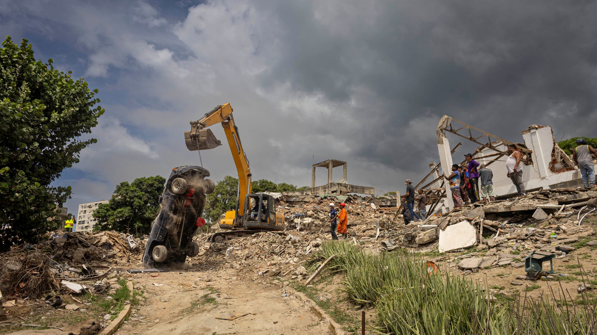 Fotografía que muestra un vehículo y edificios afectados tras los terremotos del 24 de junio, en La Guaira-Foto: EFE