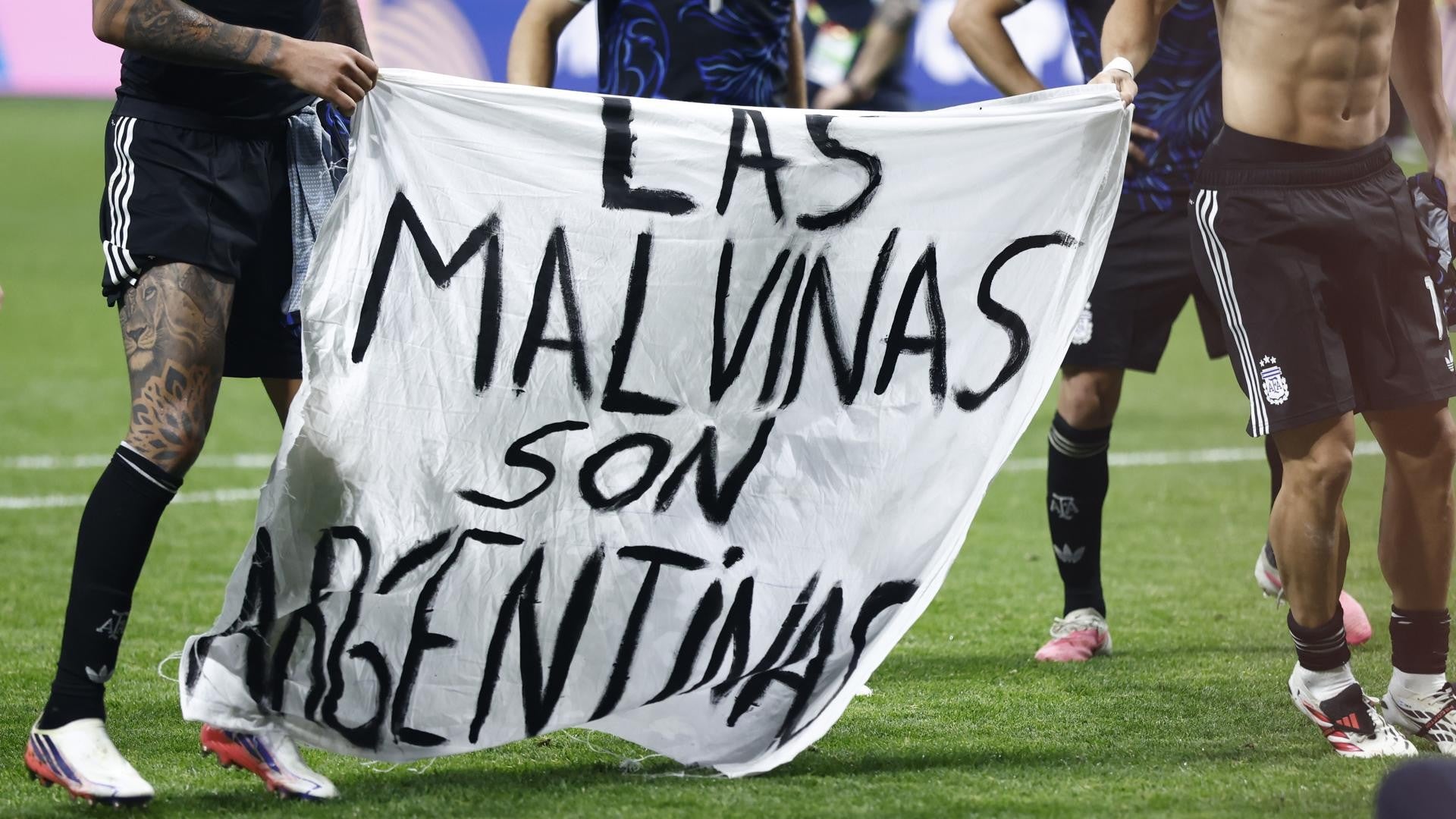 Pancarta sobre las Islas Malvinas desplegada el partido del Mundial 2026 - Foto: EFE