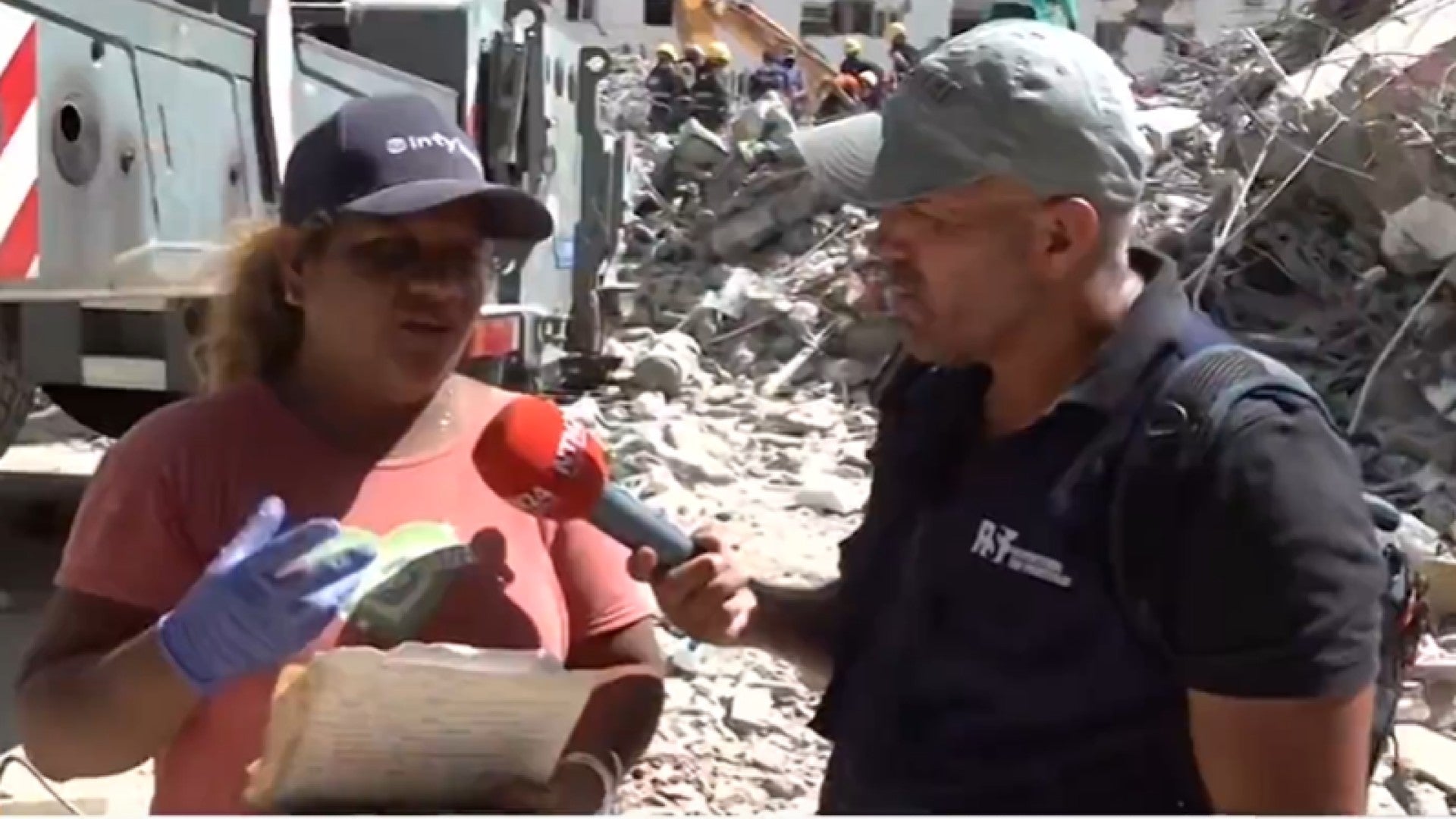 Madre busca bajo los escombros el cadáver de su hija en Venezuela / FOTO: Captura de pantalla
