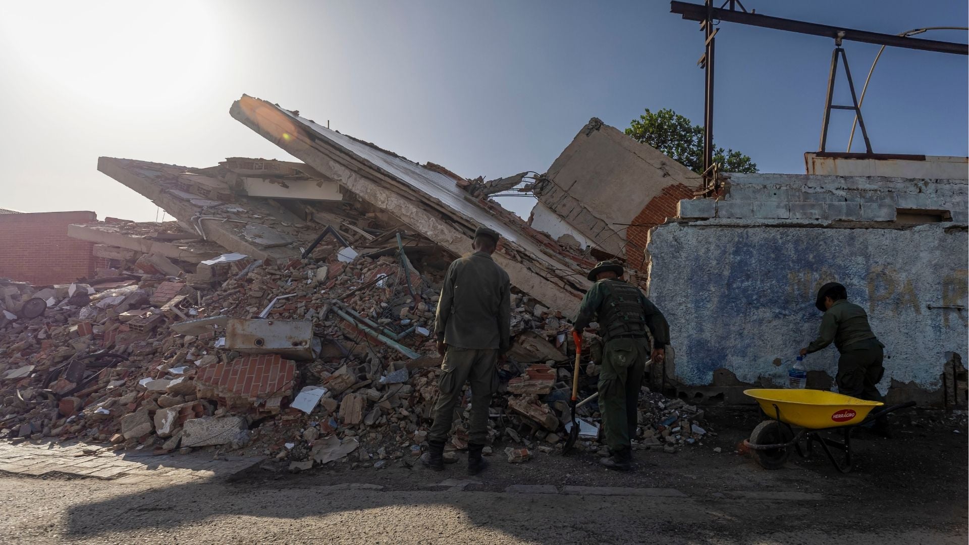 Personas recogen escombros del terremoto- Foto: EFE