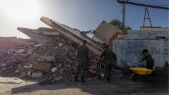 Personas recogen escombros del terremoto- Foto: EFE