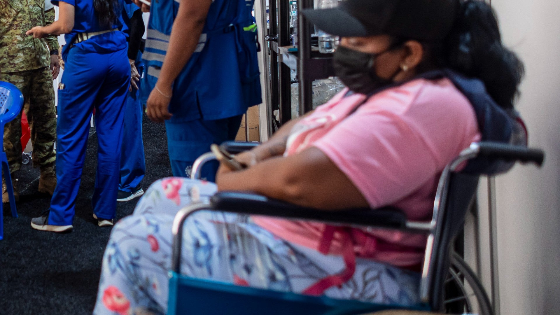 Una persona espera ser atendida por médicos voluntarios en un hospital de campaña en Venezuela - Foto de referencia: EFE