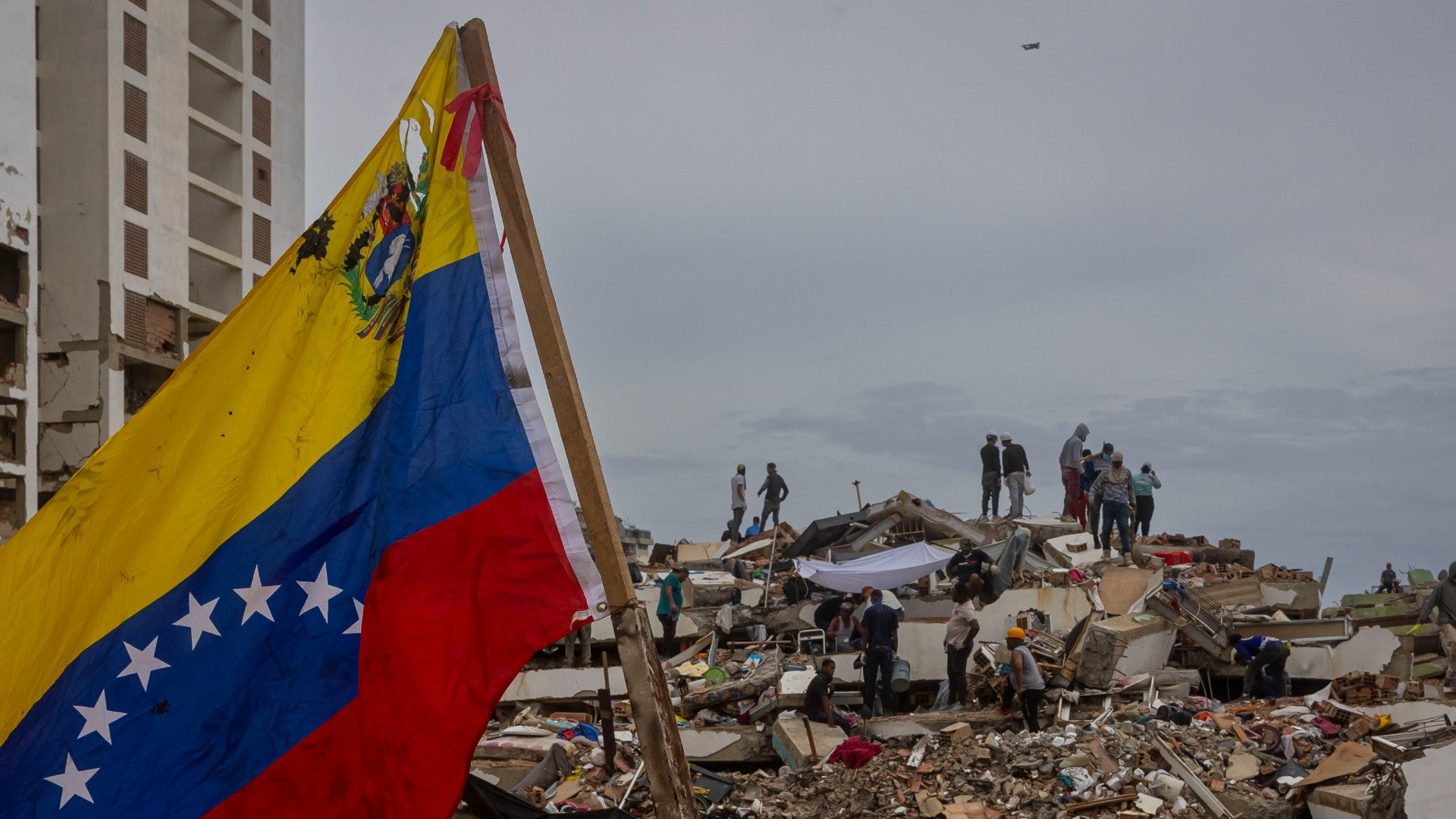 Bandera de Venezuela en La Guaira, zona devastada por terremotos - Foto: EFE
