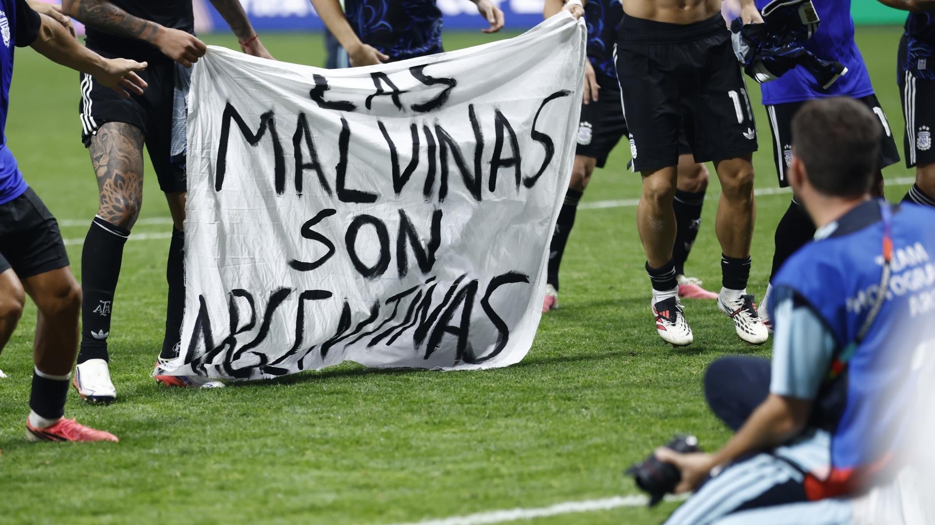 Pancarta de Malvinas en el Mundial 2026 - Foto: EFE