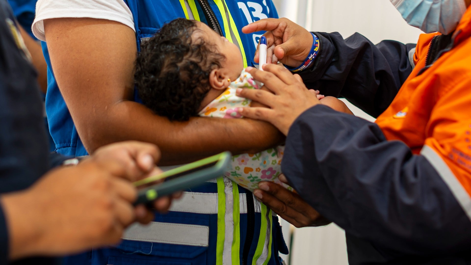 Integrantes de Protección Civil y un médico voluntario atienden a un bebé tras los terremotos en Venezuela - Foto de referencia: EFE