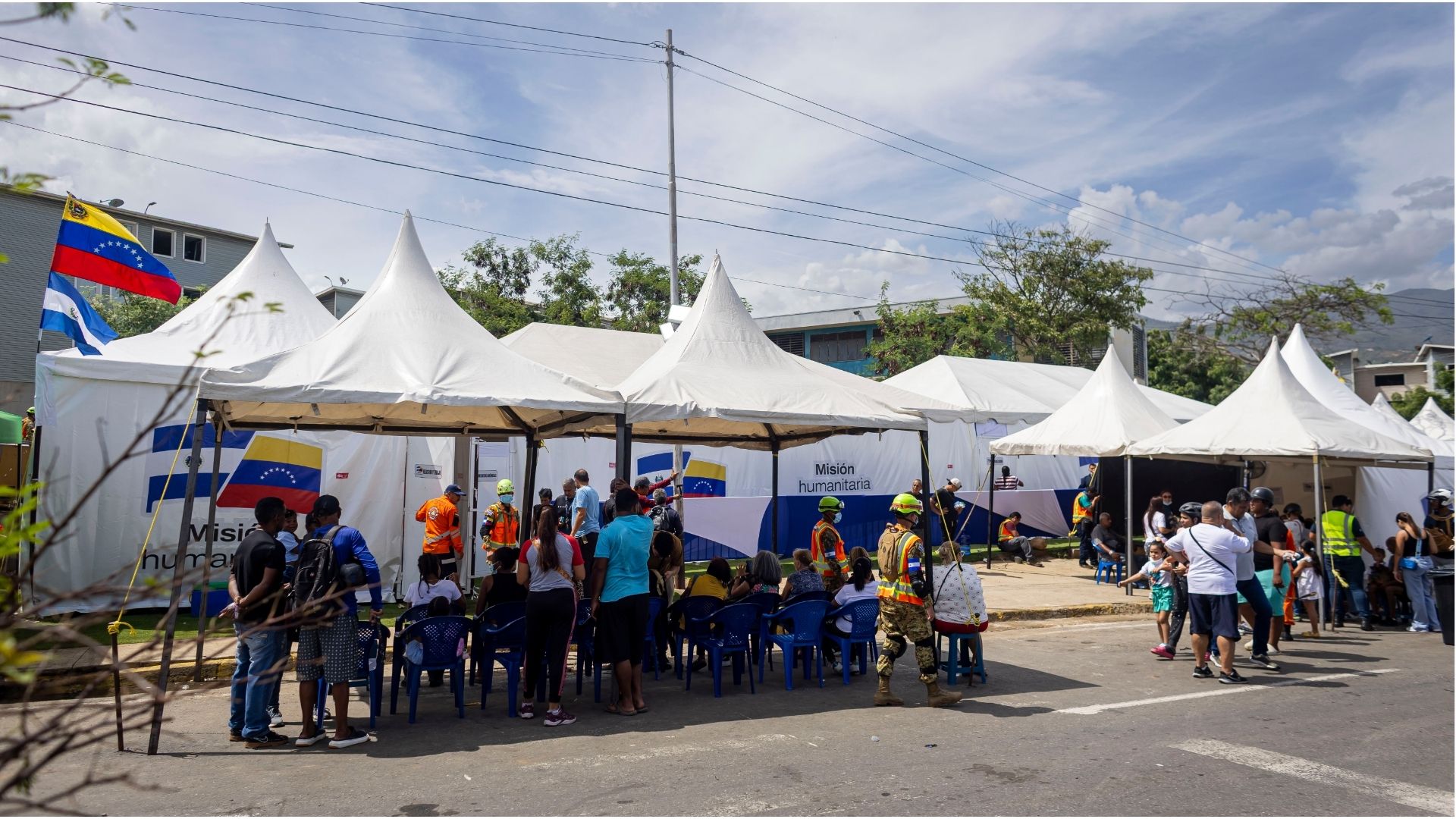 Personas esperan ser atendidas en el hospital de campaña de El Salvador en Catia La Mar (Venezuela)-Foto: EFE