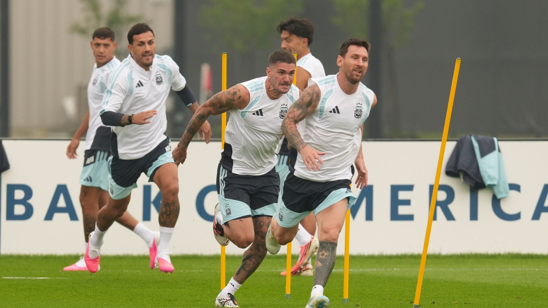 Rodrigo De Paul y Lionel Messi, durante su entrenamiento en el Columbia Park Training Facility para preparar la final del Mundial que disputarán frente a España este domingo en el estadio Metlife de East Rutherford-Foto: EFE