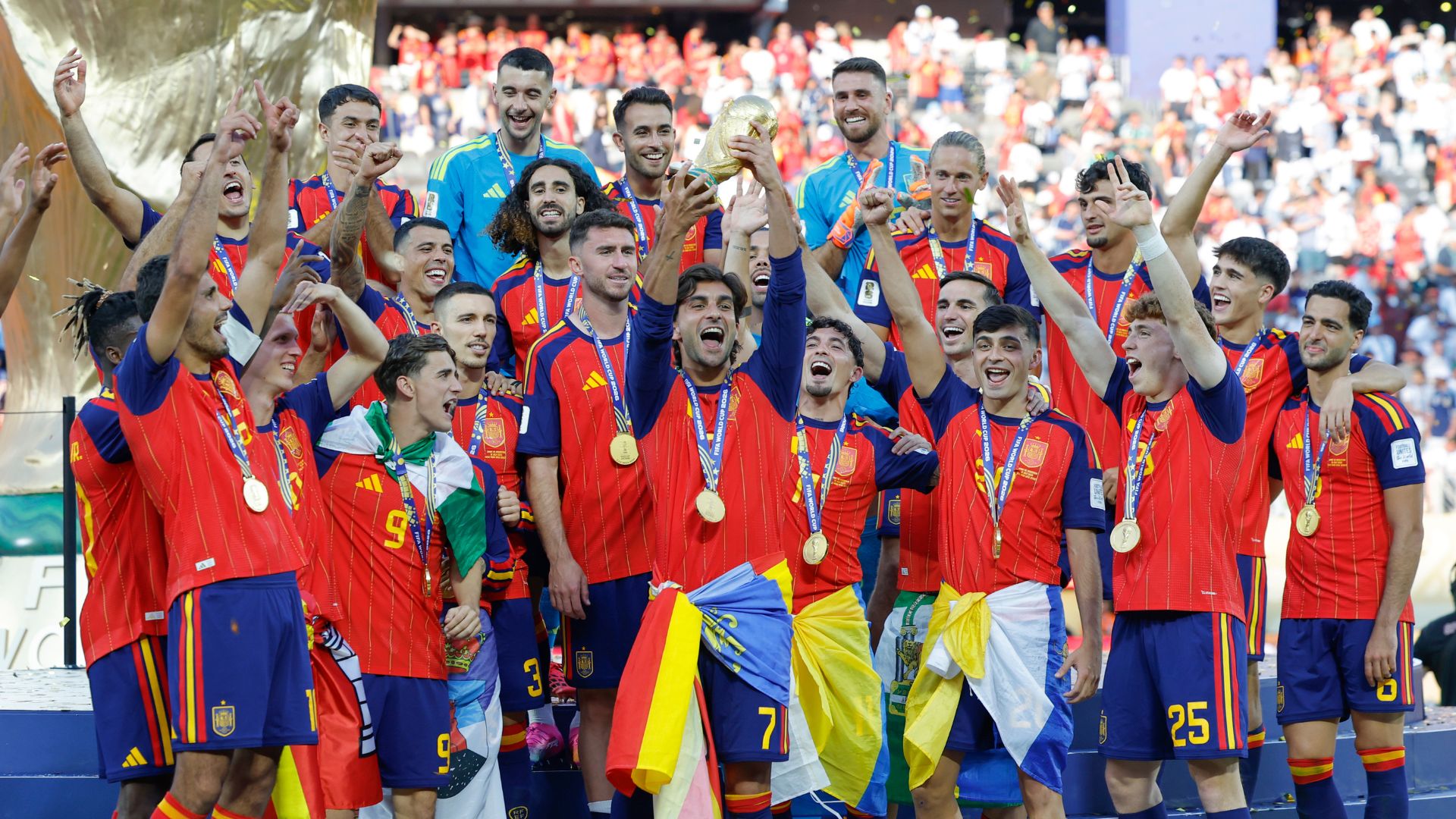 Rodri, de España (centro), y sus compañeros celebran con el trofeo de la Copa del Mundo tras la final de la Copa Mundial de la FIFA 2026 entre España y Argentina-Foto: EFE