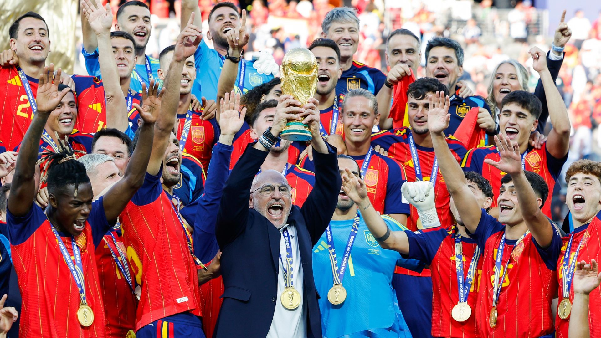El seleccionador de España Luis de la Fuente celebra con el trofeo del Mundial de la FIFA 2026-Foto: EFE