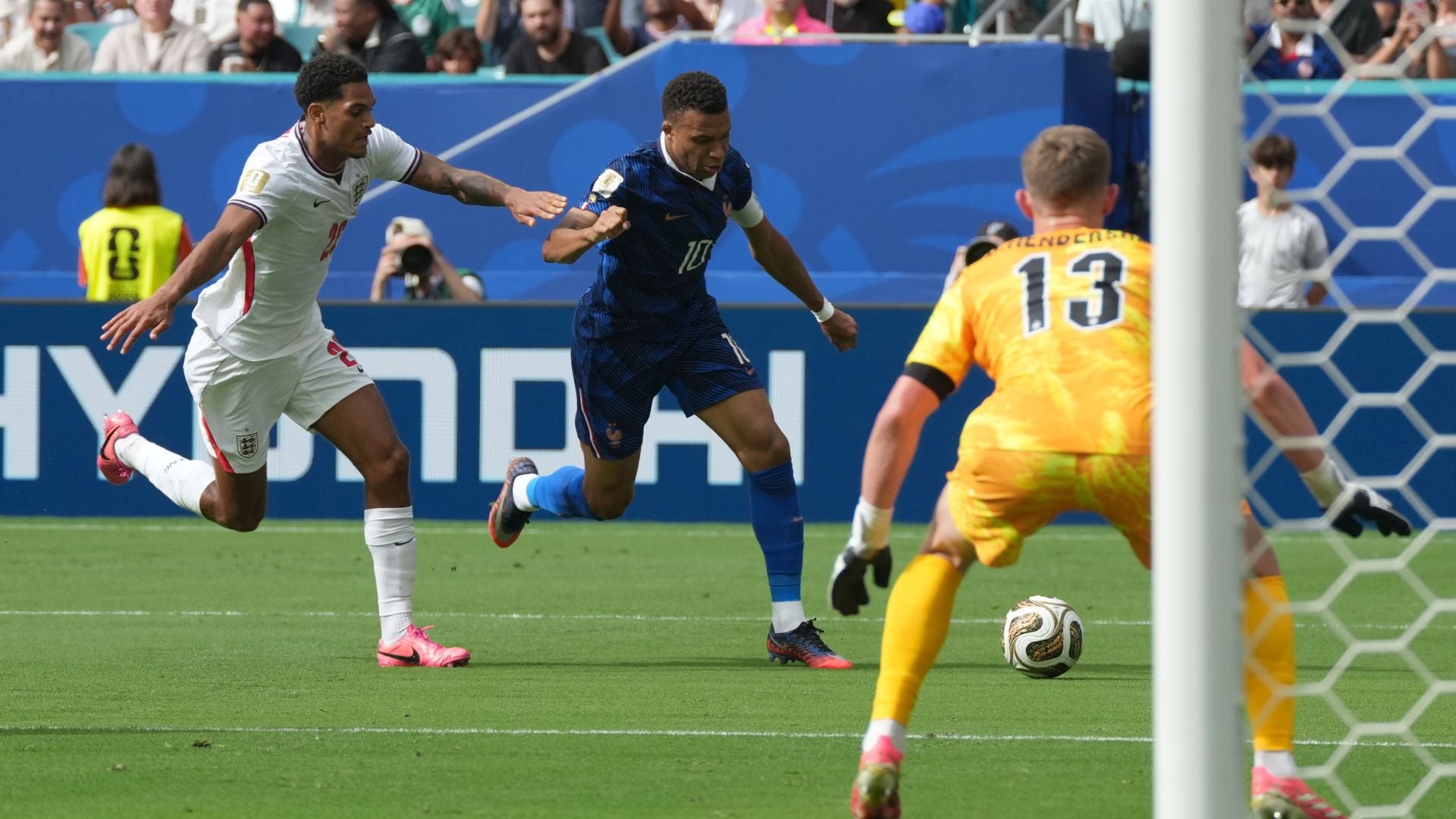 Kylian Mbappe de Francia disputa el balón con Jarell Quansah- Foto: EFE