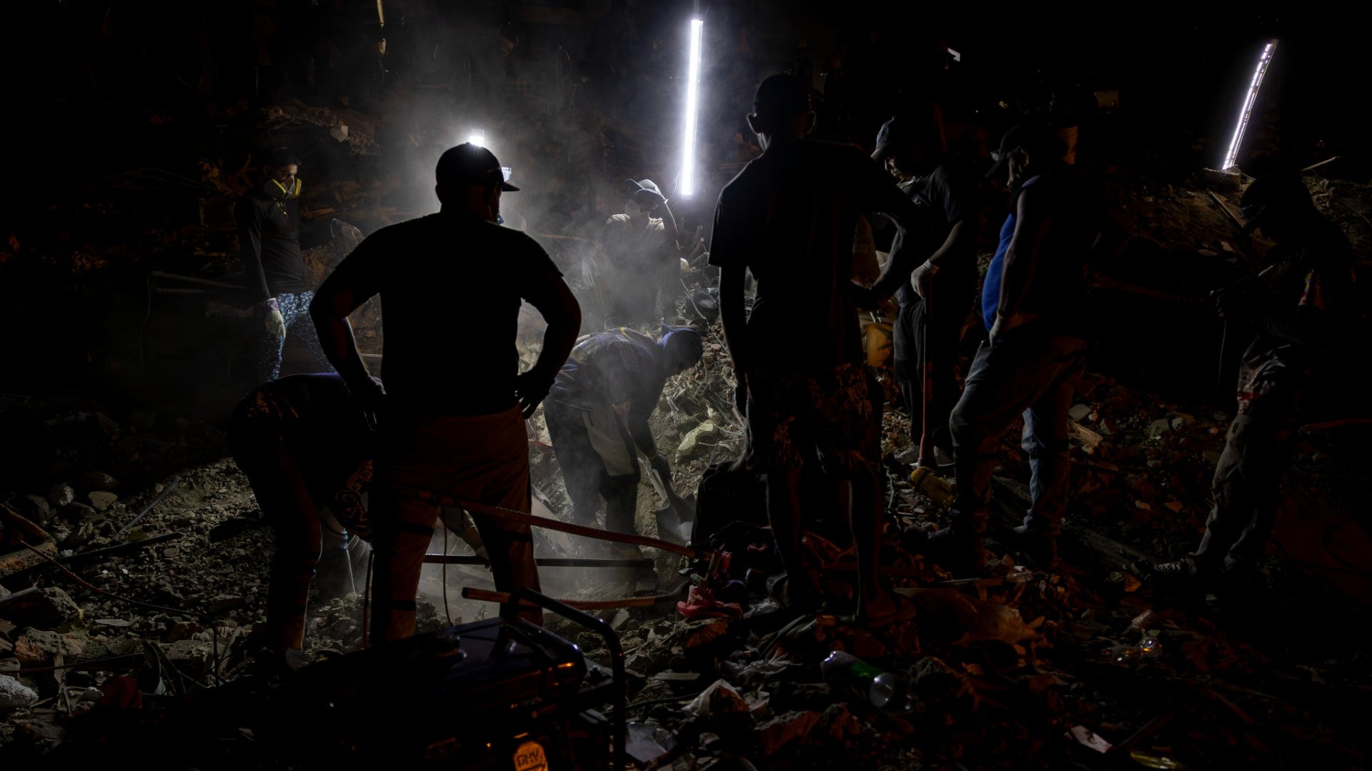 Voluntarios realizan labores de remoción de escombros en edificios destruidos por terremotos en La Guaira, Venezuela - Foto: EFE
