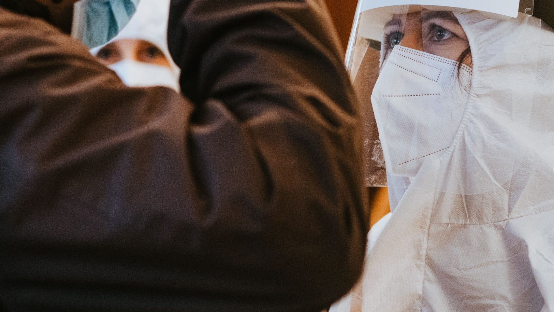 Dos médicos examinando a un paciente - Foto de referencia: Pexels