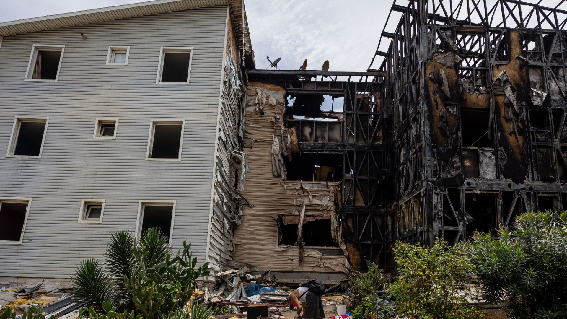 Fotografía que muestra edificios que hacían parte del programa social Misión Vivienda del presidente fallecido Hugo Chávez destruidos tras los terremotos - EFE