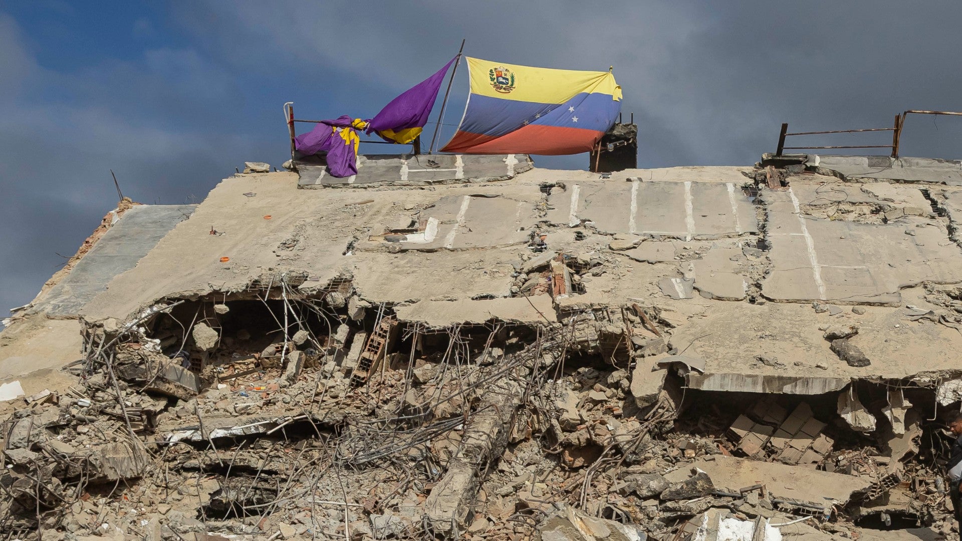 Edificios destruidos por terremotos en Caraballeda (La Guaira, Venezuela) - Foto: EFE
