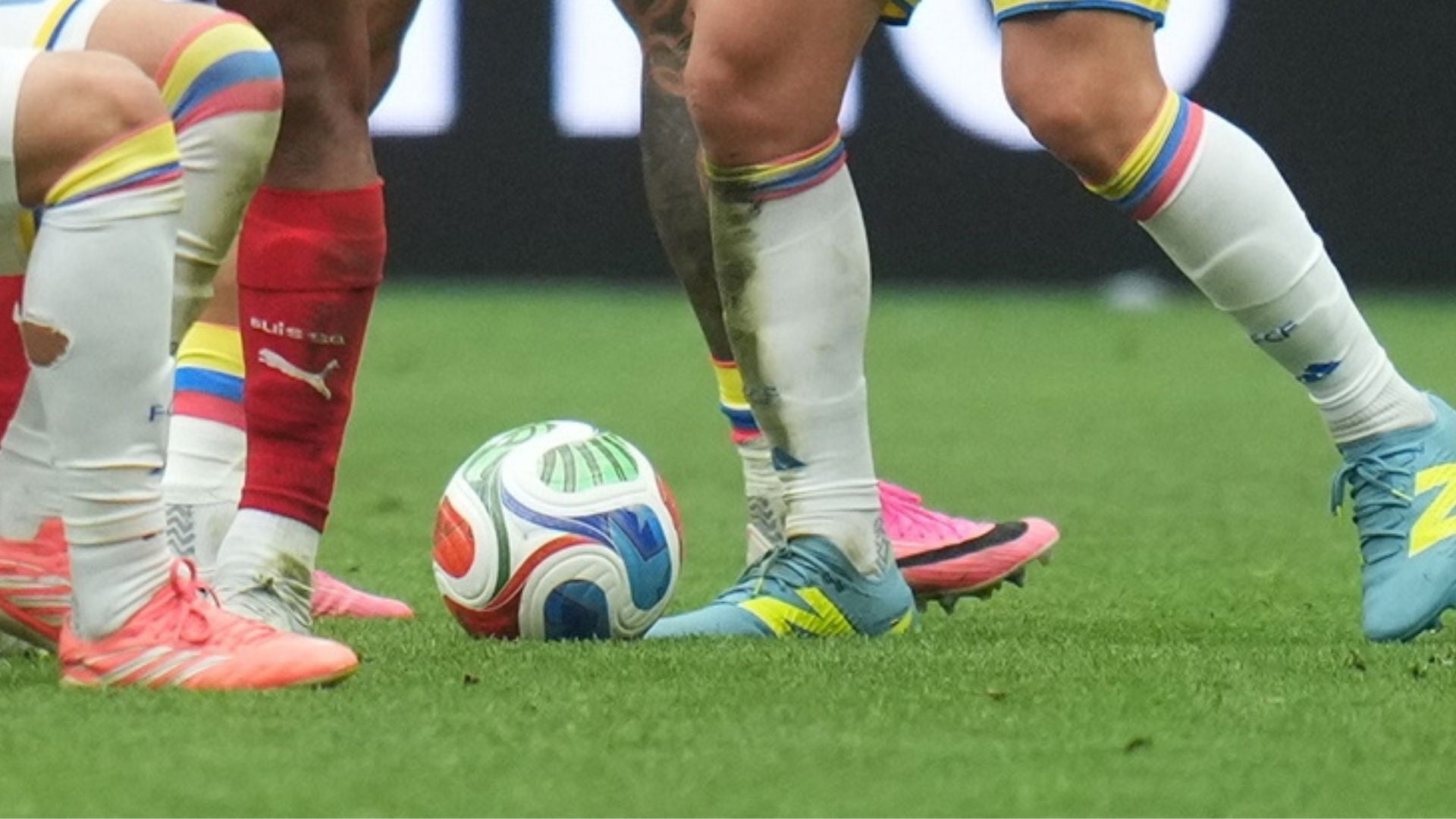 jugadores de la Selección Colombia disputando el balón- Foto: EFE