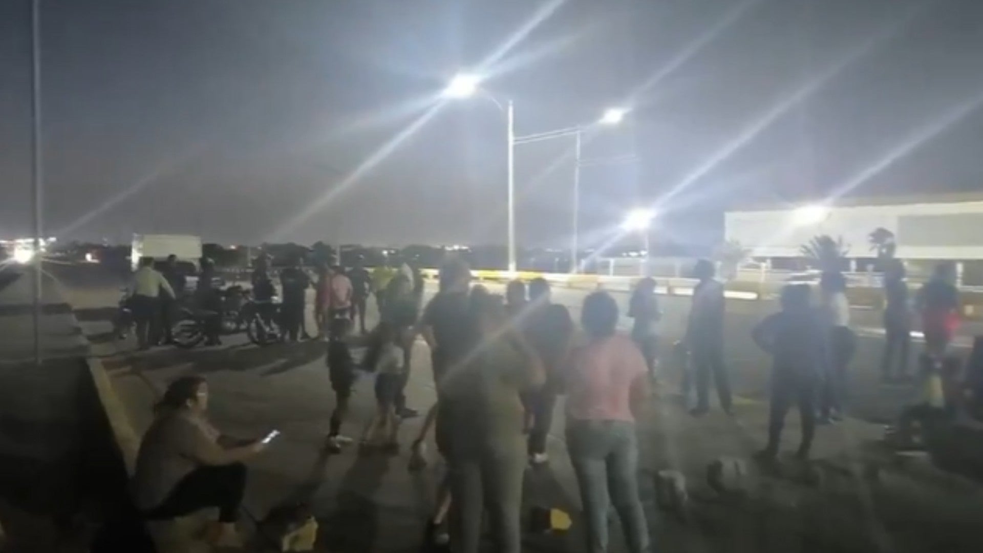 Habitantes del sector Ciudad Federación, en Punto Fijo, estado Falcón, protestaron en la intercomunal Coro-Punto Fijo - Foto: X