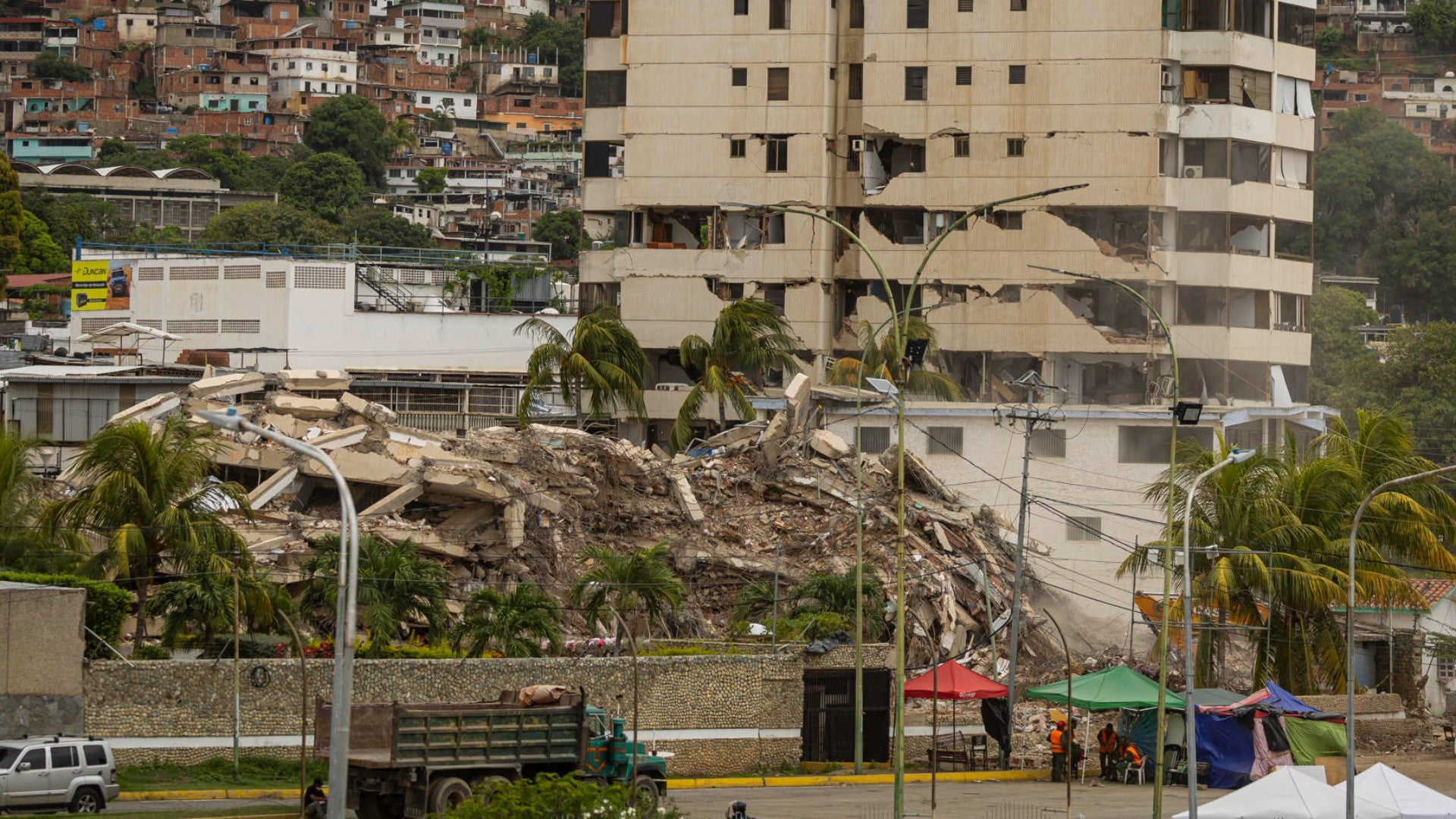 Edificios afectados tras los terremotos del 24 de junio. (EFE)