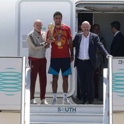 Avión que trasladó a España en el Mundial llegó a Buenos Aires con imagen de los jugadores campeones: aficionados dicen que es una provocación