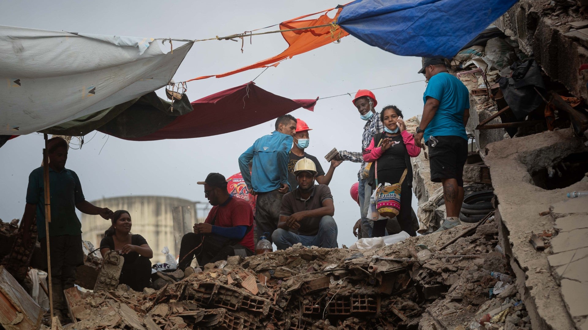 Voluntarios y rescatistas en La Guaira, Venezuela, tras los devastadores terremotos - Foto: EFE