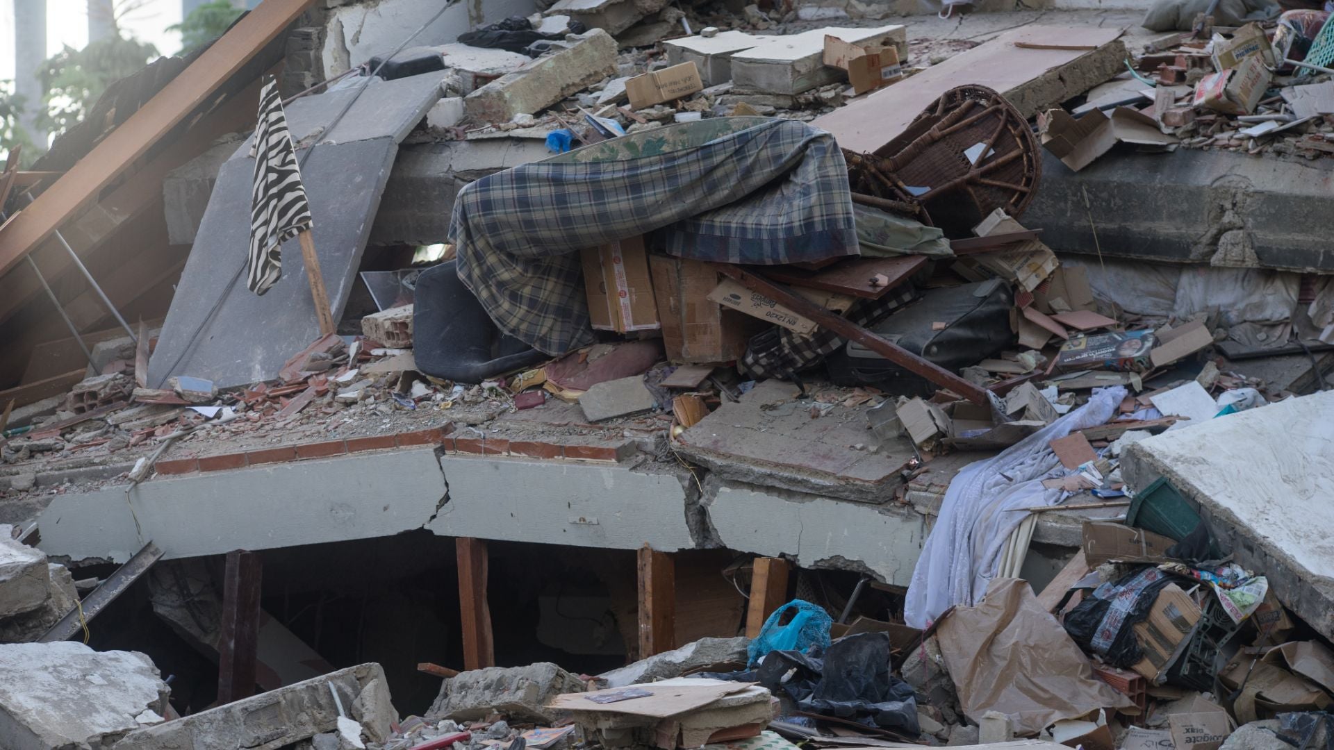 Fotografía que muestra edificios colapsados por los terremotos en Venezuela - Foto: EFE