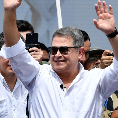 Expresidente Juan Orlando Hernández regresa a Honduras tras ser indultado por Trump de narcotráfico