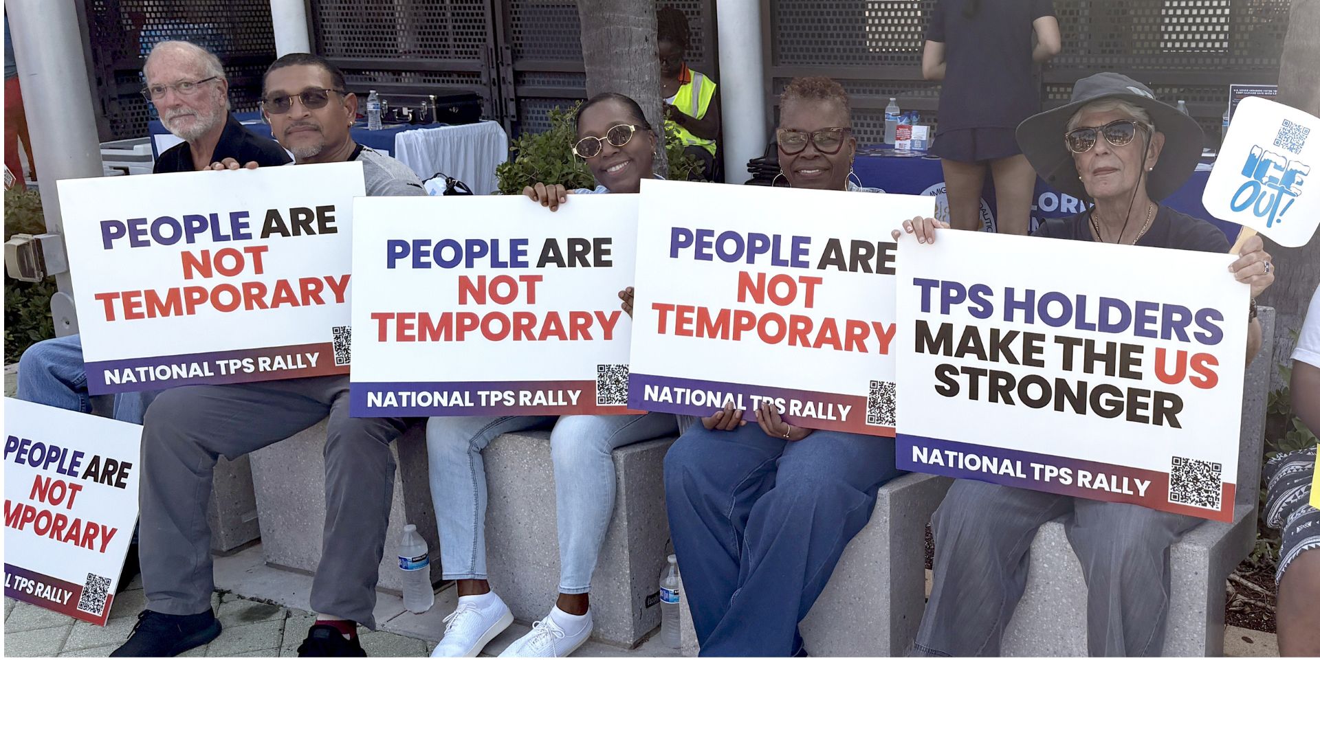 haitianos sosteniendo carteles durante una manifestación que pide el Estatus de Protección Temporal- Foto: EFE