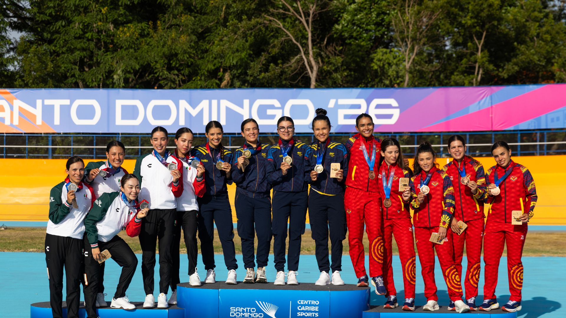 Atletas de ciclismo velocidad por equipos Colombia medalla de oro-Foto: EFE