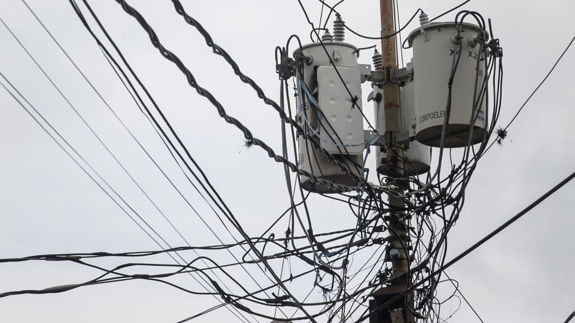 Fotografía de antenas y cableado eléctrico en una zona popular de Venezuela - EFE