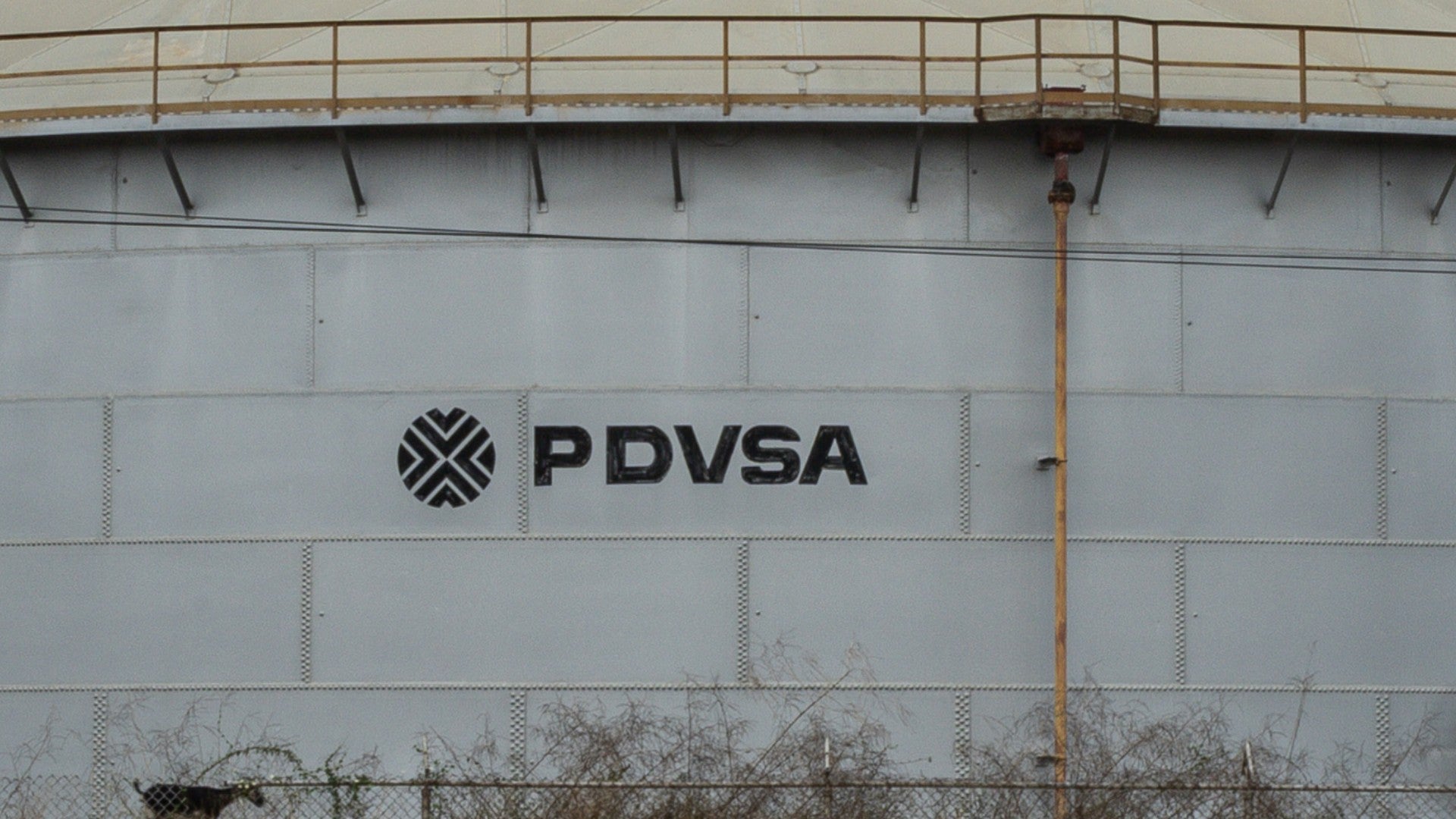 Fotografía de un tanque de petróleo en Venezuela - EFE