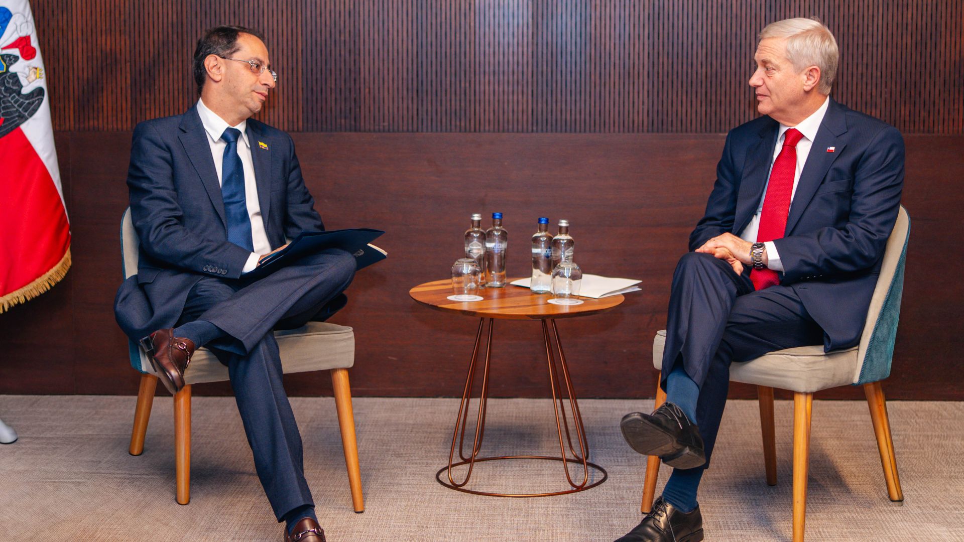 El presidente de Chile José Antonio Kast en una reunión con el vicepresidente electo de Colombia José Manuel Restrepo-Foto: EFE
