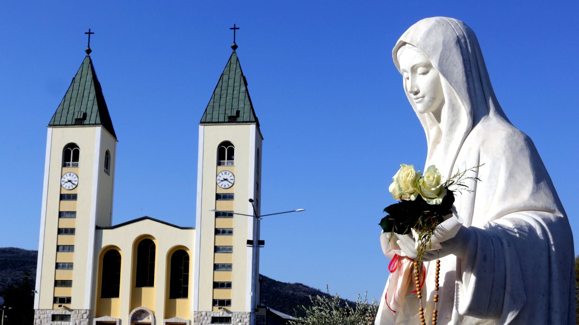 Vista general de la estatua de la Virgen María y de la iglesia en Medjugorje-Foto: EFE