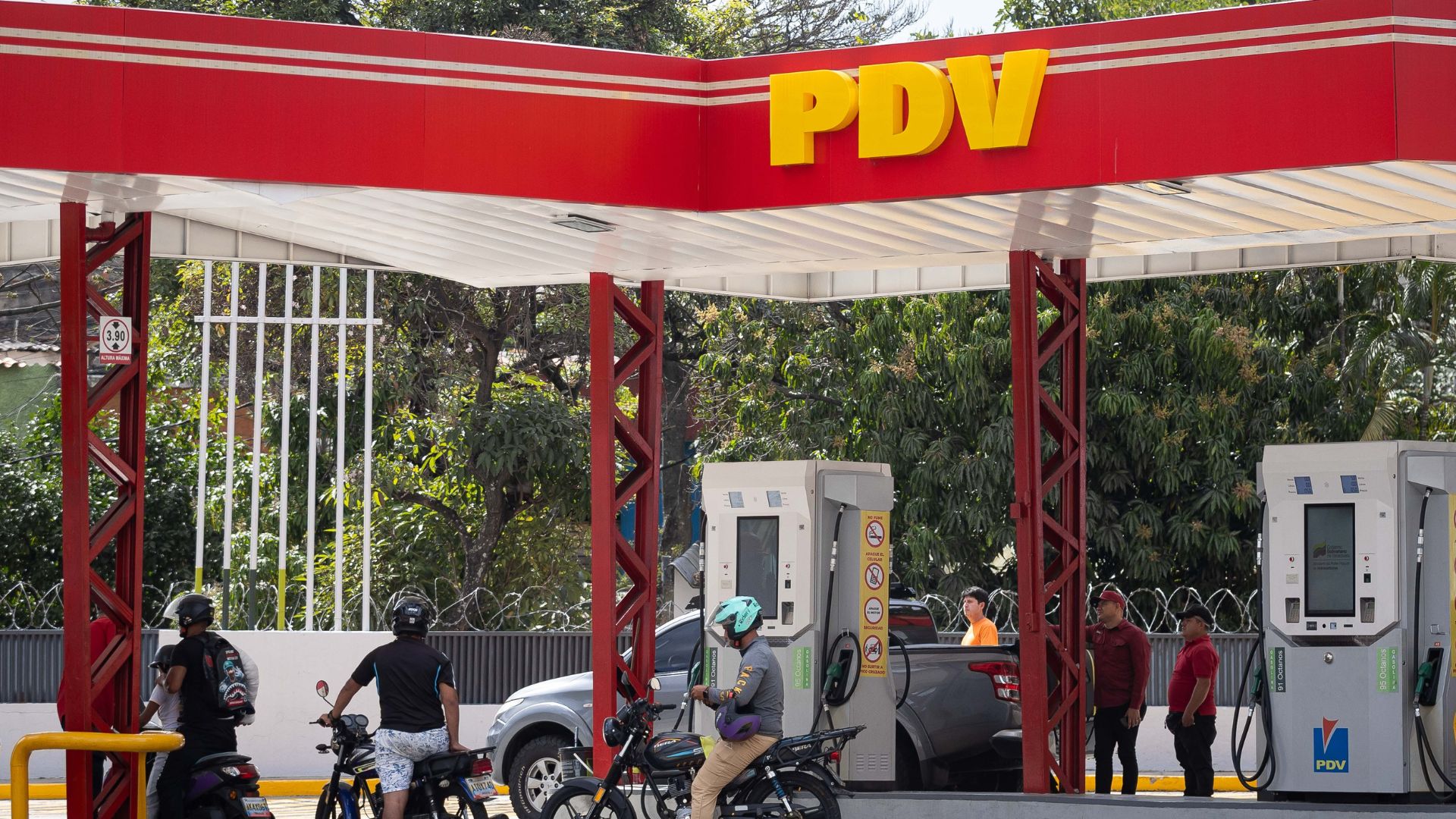 Venezolanos haciendo fila para abastecer sus vehículos de gasolina en una estación de servicio de la estatal petrolera Pdvsa-FOTO: EFE