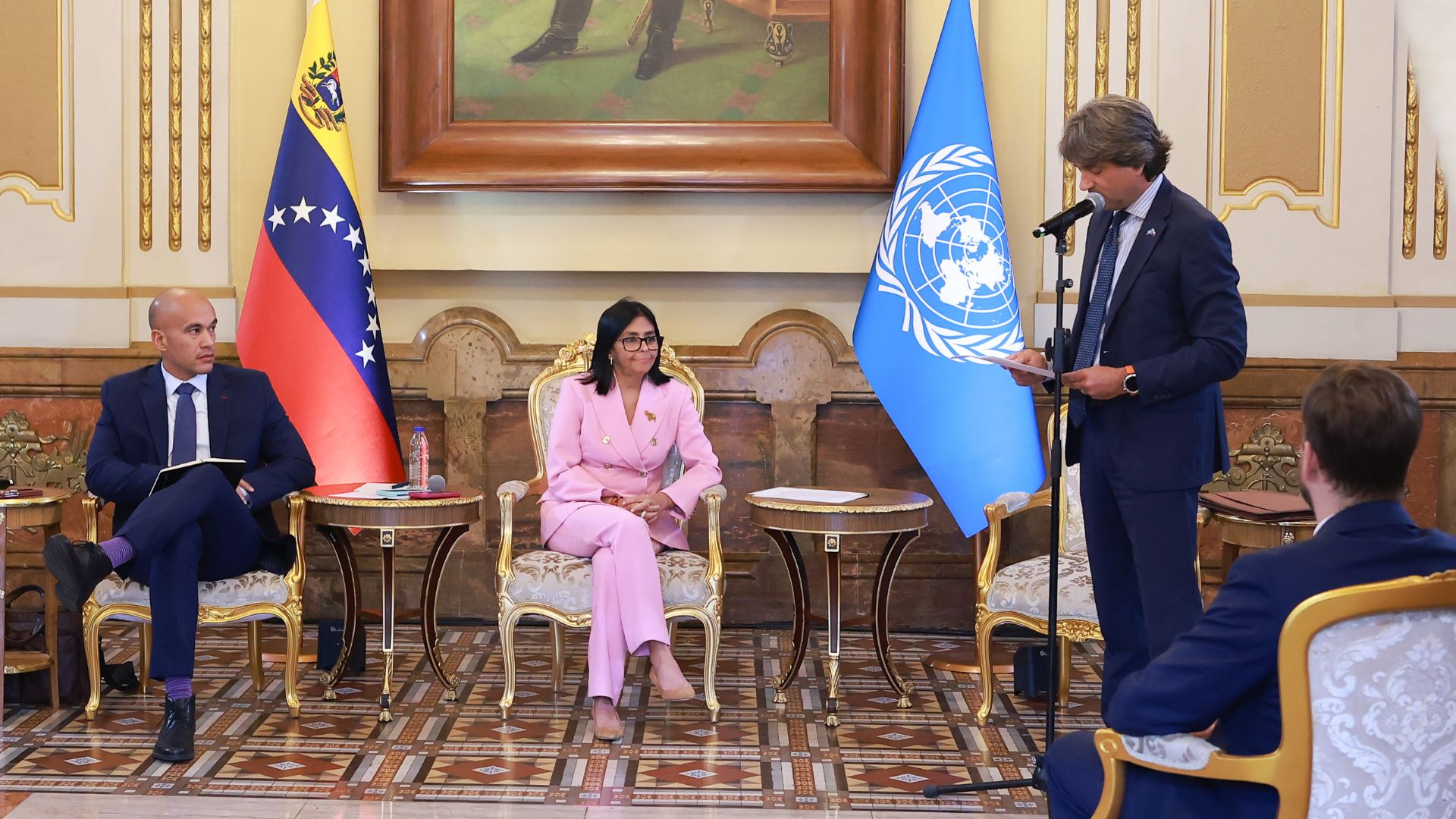 Delcy Rodríguez, escuchando al coordinador residente y coordinador humanitario de la ONU-Foto: EFE