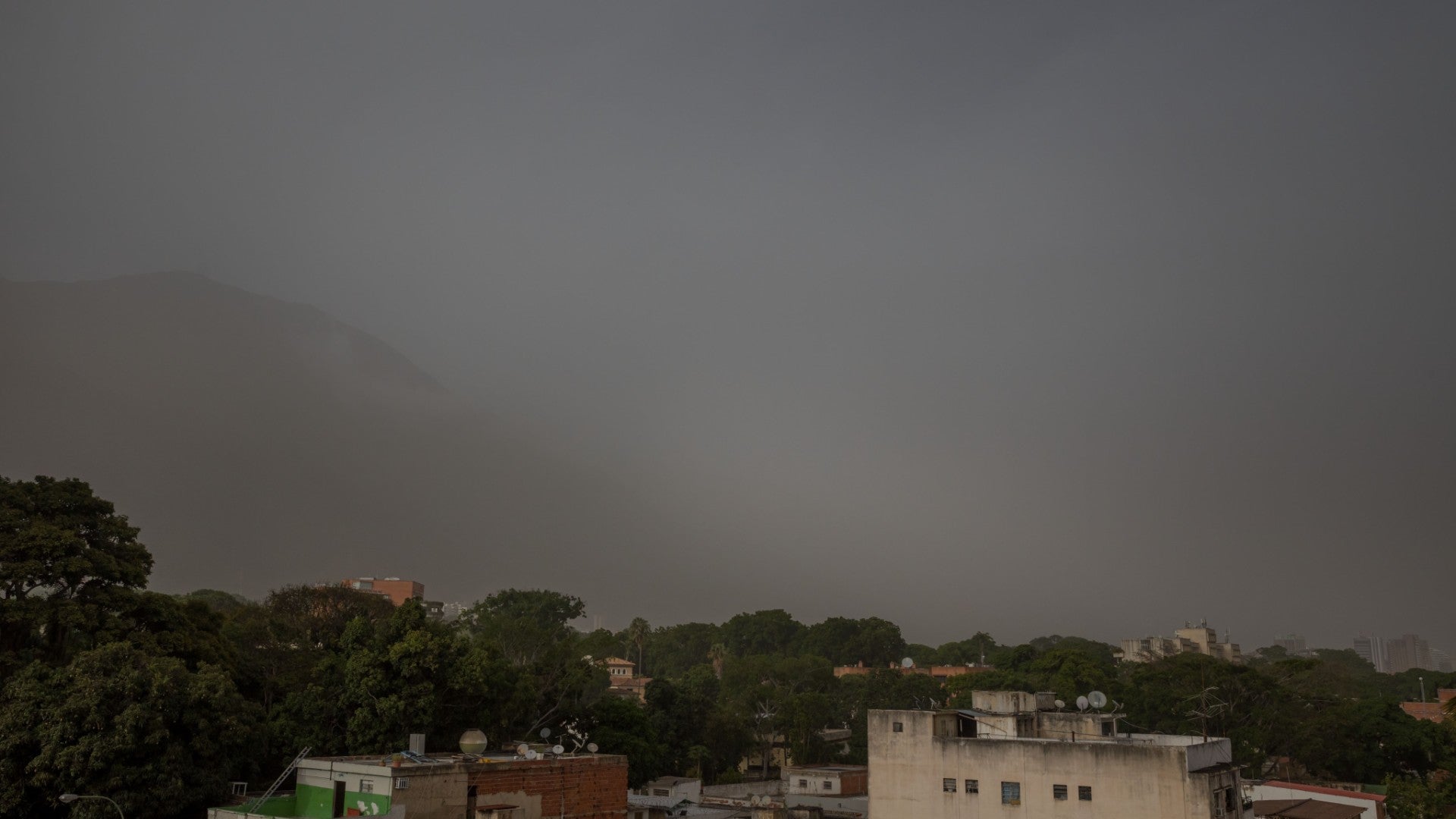 Partículas de polvo son vistas en Caracas (Venezuela), por una enorme nube de polvo del desierto del Sahar - Foto de referencia: EFE
