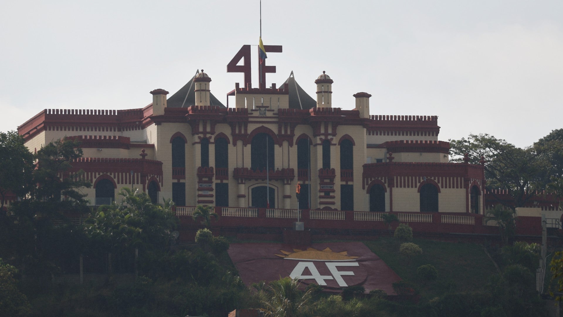 Fotografía que muestra la fachada del Cuartel de la Montaña '4F', en Caracas (Venezuela) - EFE