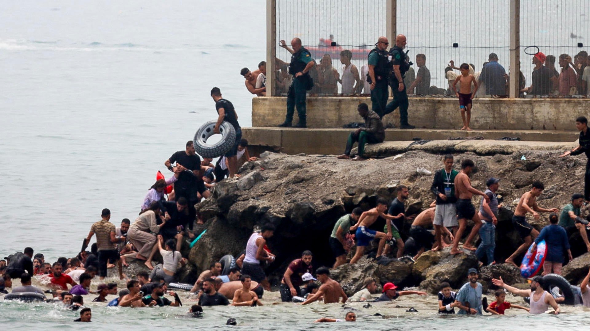 Migrantes intentar ingresar a Ceuta (EFE)