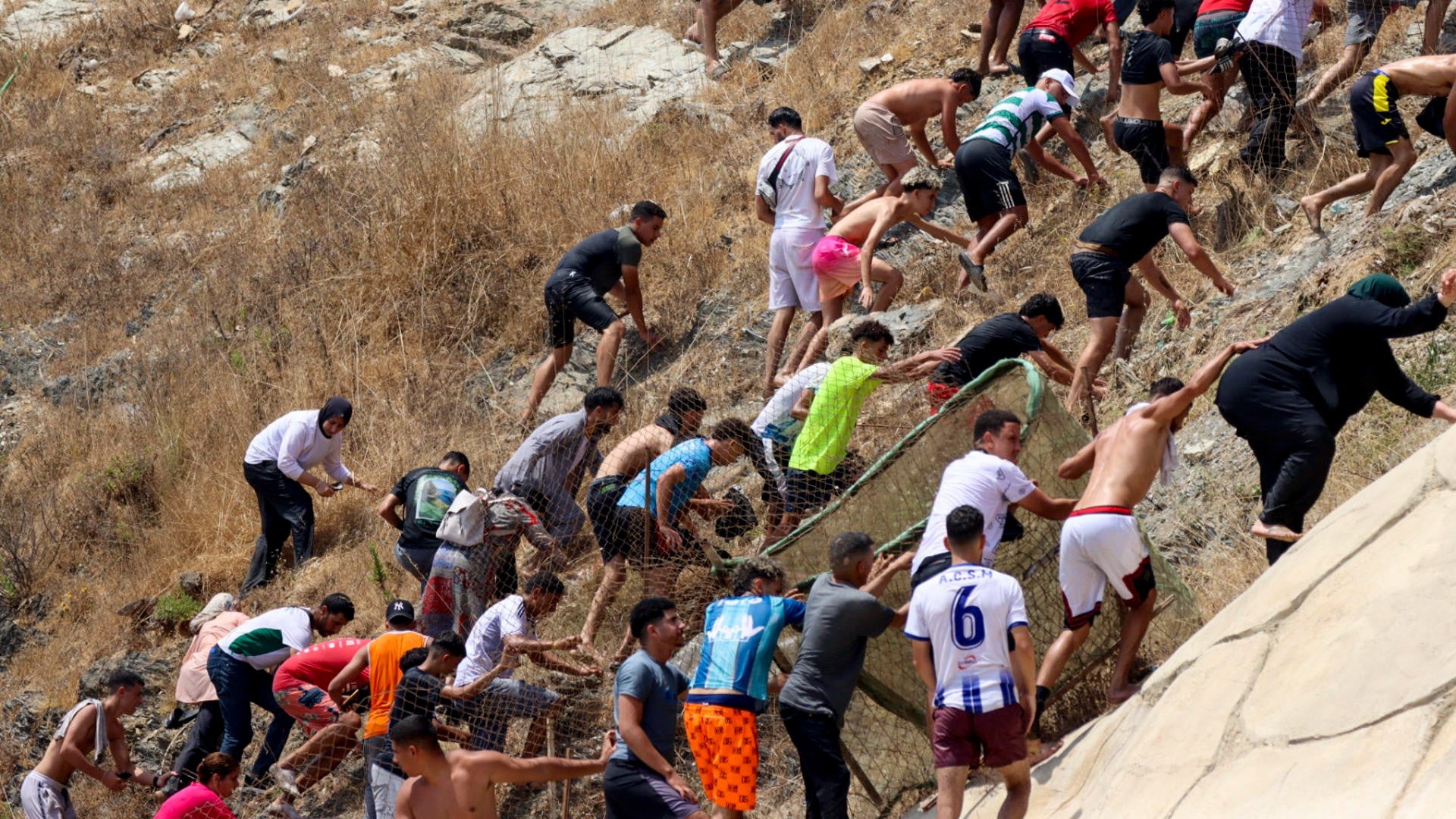 Migrantes intentan ingresar a Ceuta. (EFE)