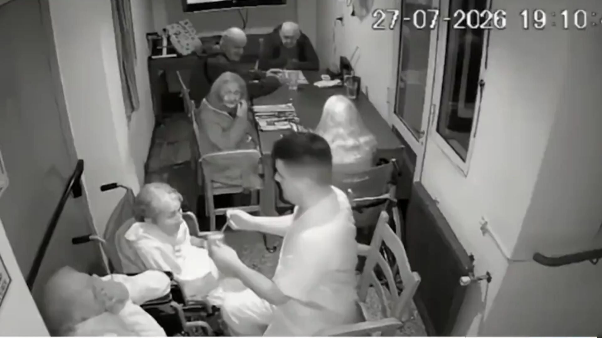 Hombre maltrata a adultos mayores-Foto: viral