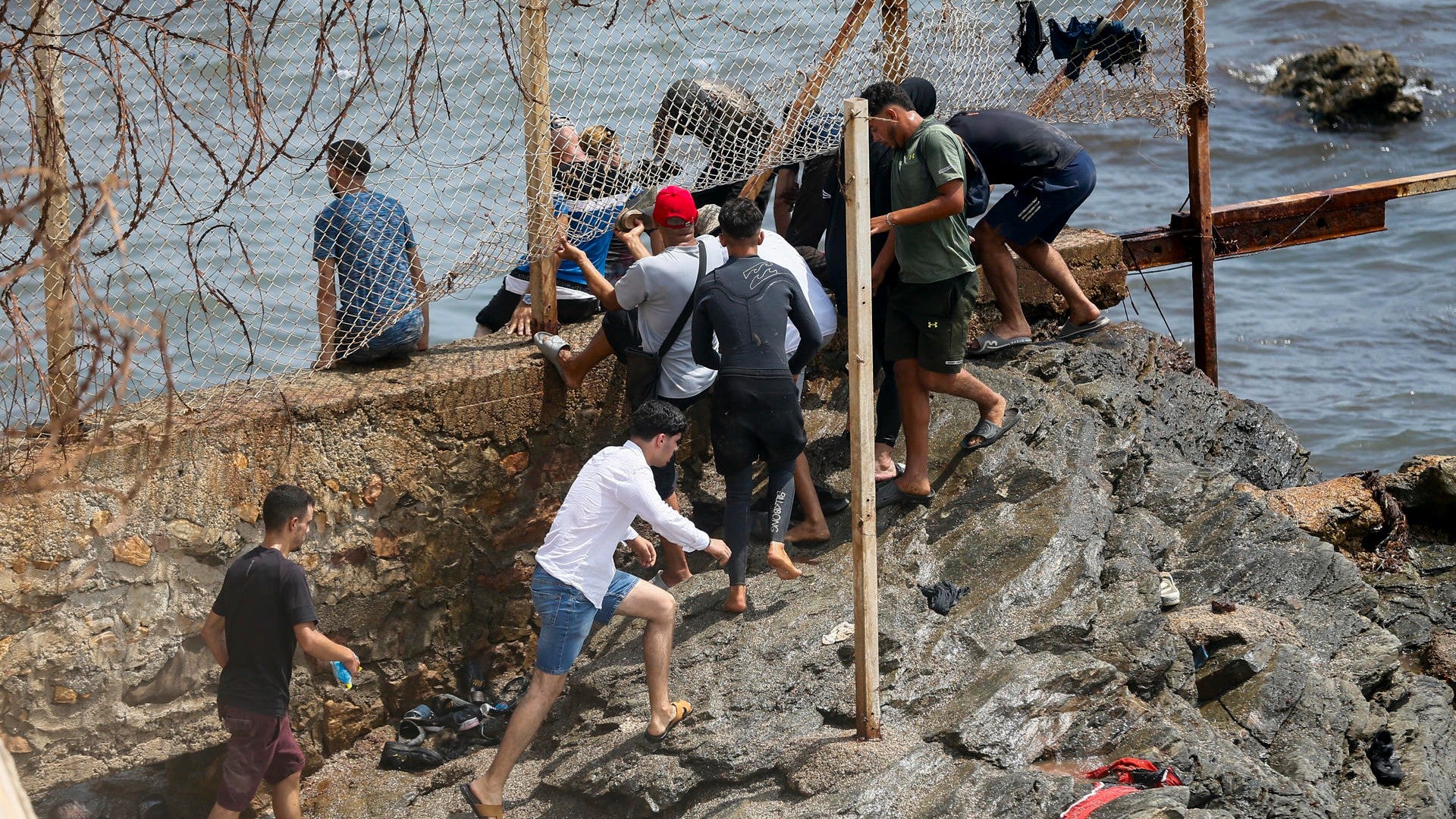 Migrantes intentan cruzar a España (EFE)