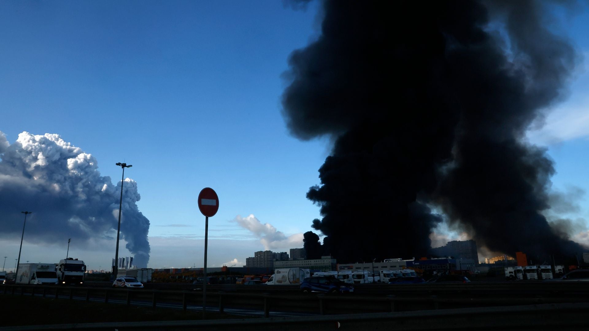 Se observa humo proveniente de un incendio en los almacenes de la tienda online rusa Wildberries en Shushary-Foto: EFE