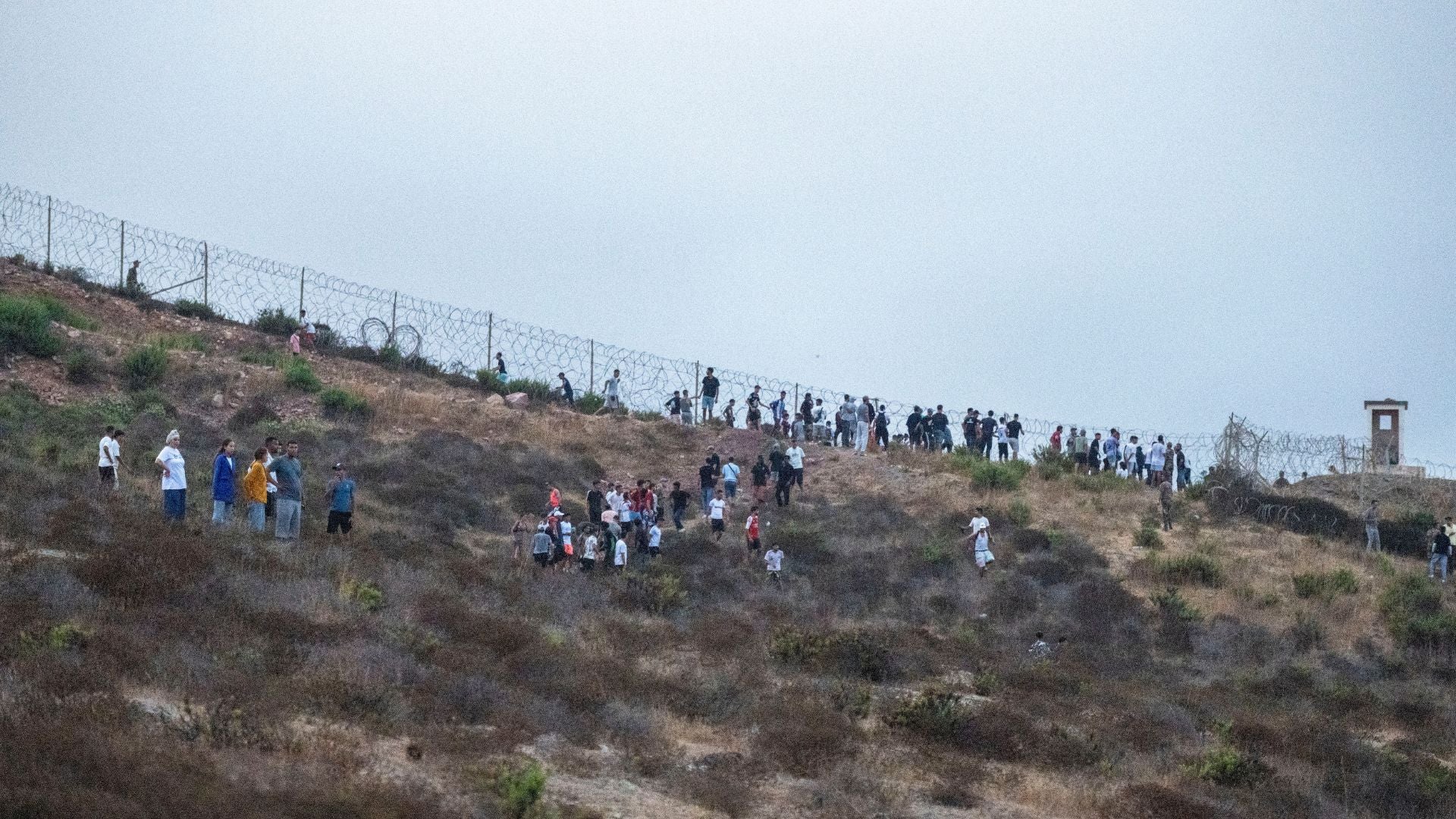 La policía marroquí detuvo a al menos 30 personas tras disturbios cerca del enclave español de Ceuta - EFE